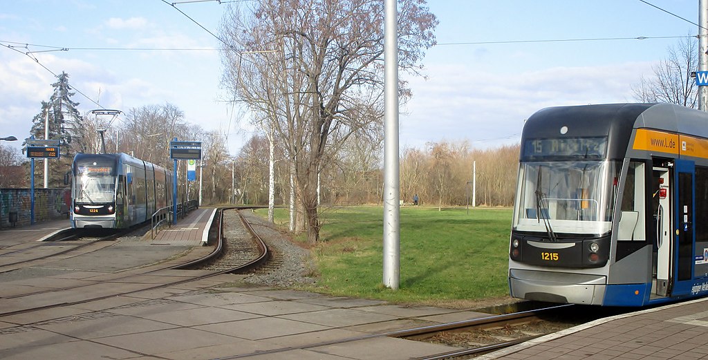 Lößnig von oben  Leipzig-Lößnig mit Stauteich und Rundling